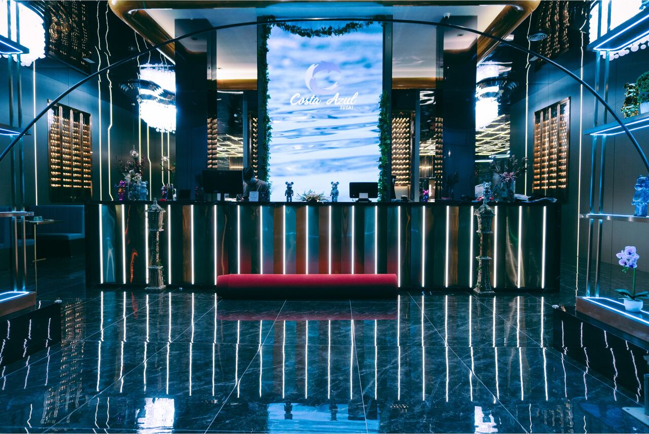 Detalle del restaurante con luz cálida