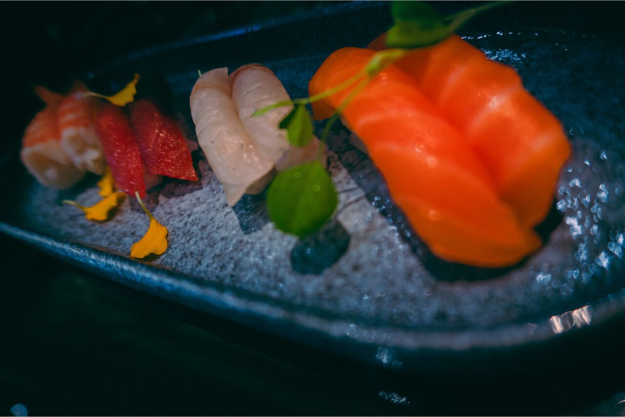 Mesa con varios platos japoneses