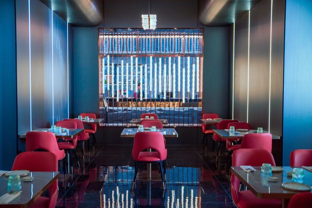 Interior elegante del restaurante Costa Azul