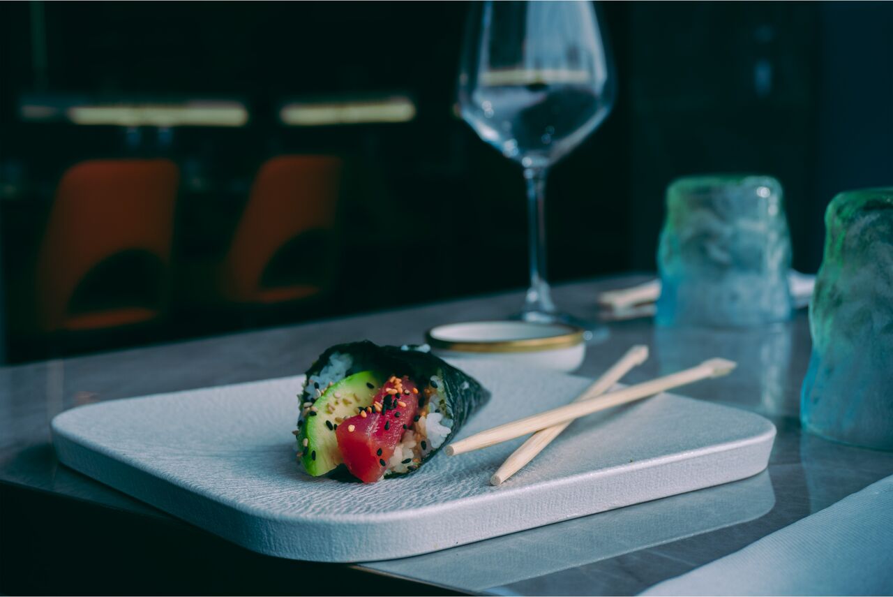 Selección de sushi premium con presentación cuidada